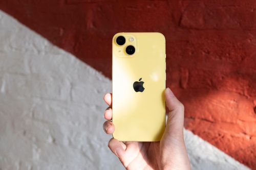 iPhone 14 màu vàng tại Việt Nam có giá từ 19,99 triệu đồng. Ảnh: Thúy Hạnh.