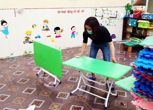 Giáo viên trên địa bàn huyện Chương Mỹ, Hà Nội tổng vệ sinh trường lớp, lau dọn bàn ghề, đồ chơi, đồ dùng học tập phòng chống bệnh thủy đậu.