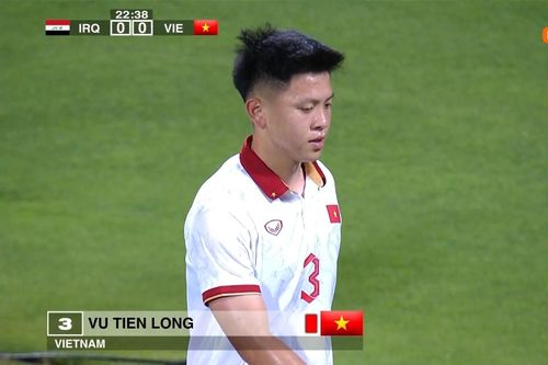  Tấm thẻ đỏ của Tiến Long là bước ngoặt của trận đấu. 