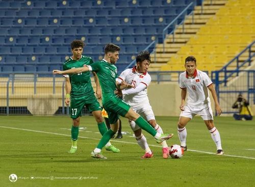 Một tình huống trong trân đấu giữa U23 Việt Nam (áo trắng) và U23 Iraq - Ảnh: VFF