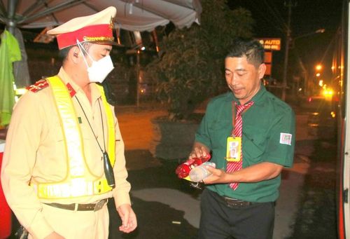 Tài xế Phạm Ngọc Nhân rất phấn khởi khi được nhận khăn lạnh, nước giải khát từ lực lượng CSGT Bình Định.