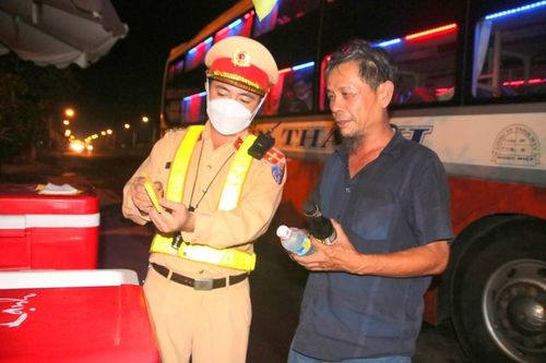 Tài xế Nguyễn Đình Tân bảo, hành động này của các chiến sĩ tuy nhỏ nhưng tạo cho anh thêm ý thức tham gia giao thông an toàn hơn.
