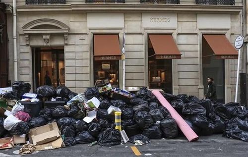 Những đống rác trên phố ở Paris và cuộc khủng hoảng mới của nước Pháp ...