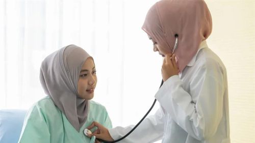 Nếu triệu chứng cúm kéo dài, hãy nhờ đến sự chăm sóc y tế. Ảnh: Shutterstock.