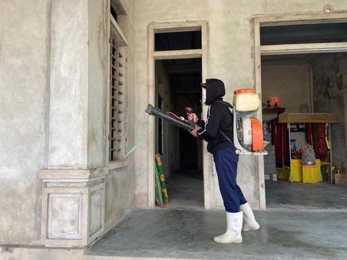 Cơ quan chức năng địa phương tiến hành phun hóa chất diệt côn trùng tại nhà dân.