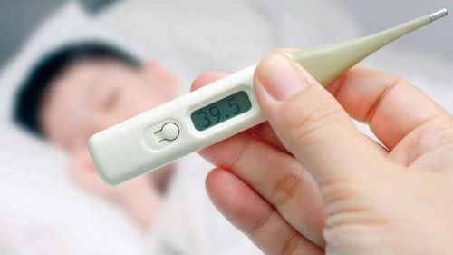 Kểm soát nhiệt độ, nếu sốt kéo dài hơn 5-6 ngày, cần đi khám để được điều trị kịp thời đề phòng sốt siêu vi