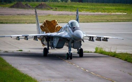 Fulcrum có chiều dài 17 m, cao 4,6 m và sải cánh 11 m, tốc độ tối đa là Mach 2,25. MiG-29 được đánh giá cao về khả năng cơ động. Về vũ khí, nó có một khẩu pháo tự động Gryazev Shipurov GSh-30-1 cỡ 30 mm với 150 viên đạn.