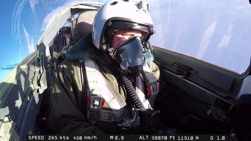 Đặc điểm nổi bật của MiG-29 là tên lửa có thể được nhắm và bắn thông qua kính ngắm gắn trên mũ bảo hiểm, nghĩa là phi công lái chiếc Fulcrum chỉ cần nhìn vào mục tiêu theo hình vòng cung 60 độ trước mặt anh ta.