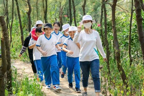 Các em học sinh hào hứng tham gia chương trình.