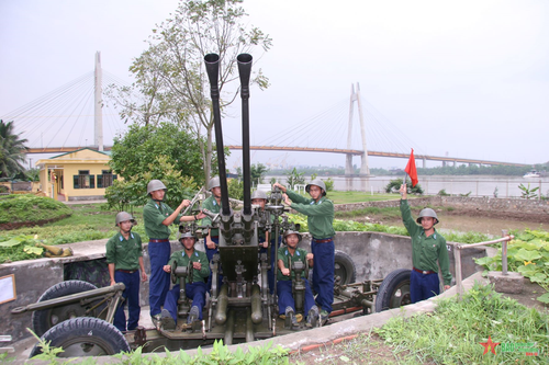 Pháo cao xạ bảo vệ bầu trời Thủ đô Hà Nội. Ảnh: HỮU THUẦN