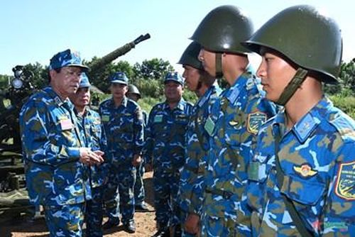 Trung tướng Vũ Văn Kha, Quyền Tư lệnh Quân chủng Phòng không-Không quân (ngoài cùng bên trái), thăm, động viên một đơn vị pháo cao xạ trong diễn tập cuối năm 2022. Ảnh: HỮU THUẦN.