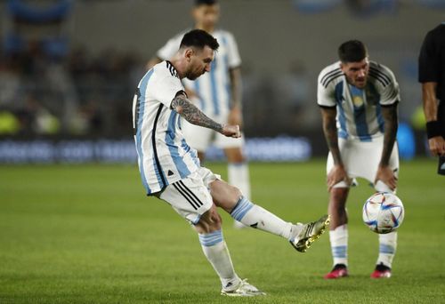 Sau 4 cú sút phạt bị thủ môn và xà ngang khung thành Panama từ chối, cuối cùng Messi cũng được ăn mừng bàn thắng. Phút 89, anh tung cú sút phạt sở trường từ ngoài vòng cấm...