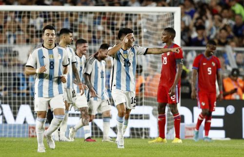 Messi sút phạt từ ngoài vòng cấm, bóng dội cột dọc khung thành Pamama bật ra. Paredes băng vào sút bồi nhưng hụt bóng, sau đó Almada lập tức tiếp ứng sút tung lưới đội khách