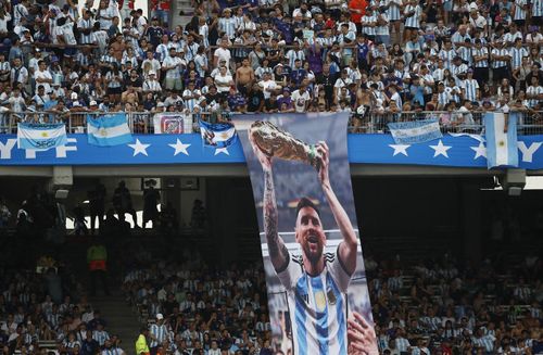 SVĐ Monumental ở Buenos Aires không còn một chỗ trống. Tấm poster cỡ lớn in hình Lionel Messi nâng cao cúp vàng Thế giới 