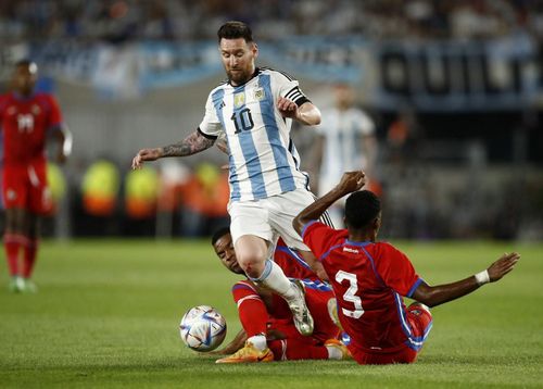 Messi được các cầu thủ Panama "chăm sóc" nhiệt tình