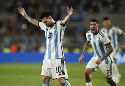 Chân sút đang đầu quân cho PSG vẽ ra một đường cong tuyệt hảo khiến thủ môn Jose Carlos Guerra bay người hết cỡ cũng không thể cản phá