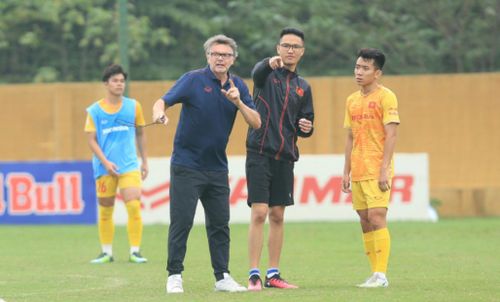 Thầy trò HLV Troussier rút ra những bài học từ trận thua trước U23 Iraq. Ảnh: VFF