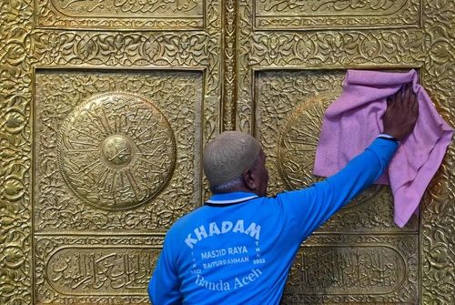 Một người đàn ông lau dọn thánh đường Baiturrahman trước thềm tháng lễ Ramadan tại Banda Aceh, Indonesia. Ảnh: AFP