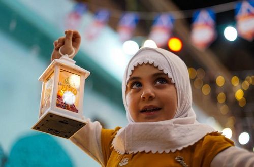 Trẻ em cầm đèn Ramadan trên con phố tại Mosul, Iraq. Ảnh: Anadolu