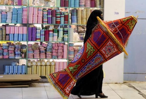 Một phụ nữ mua đồ trang trí cho tháng lễ Ramadan tại một khu chợ ở Riyadh, Saudi Arabia. Ảnh: Reuters