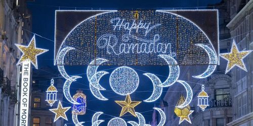 Con phố Conventry tại London (Anh) tran trí đèn mừng tháng lễ Ramadan. Ảnh: Getty Images