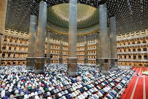 Người dân cầu nguyện vào tối đầu tiên của tháng lễ Ramadan tại in Jakarta, Indonesia. Ảnh: Reuters