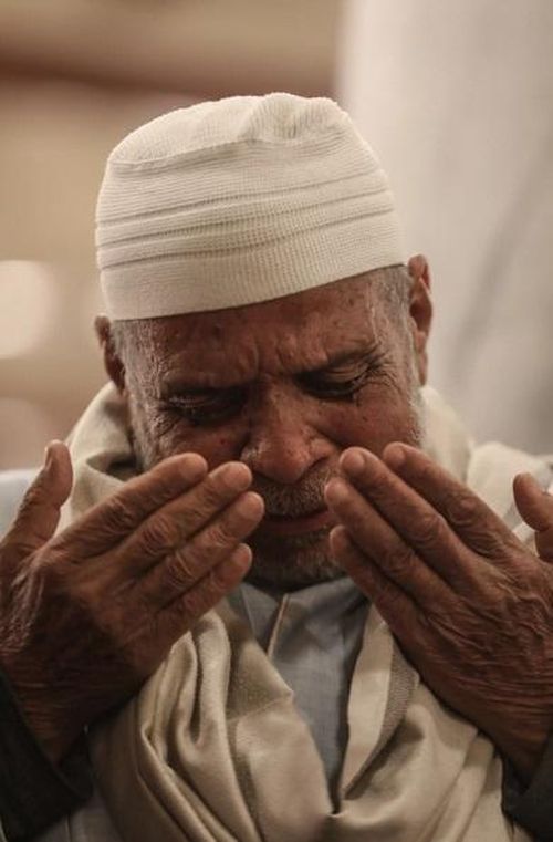Một tín đồ cầu nguyện khi tháng lễ Ramadan bắt đầu tại Cairo, Ai Cập. Ảnh: Getty Images