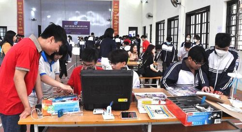 Học sinh trải nghiệm các mô hình STEM