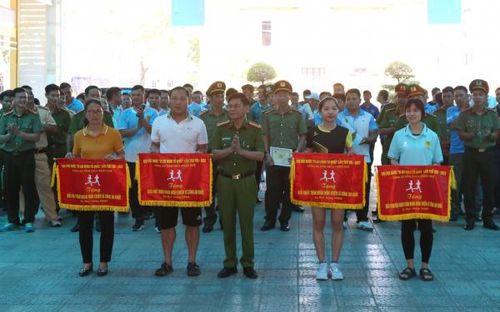 Đại tá Nguyễn Đình Thừa, Phó Giám đốc Công an tỉnh Thừa Thiên-Huế trao giải toàn đoàn môn Chiến sĩ Công an khỏe cho các đơn vị.