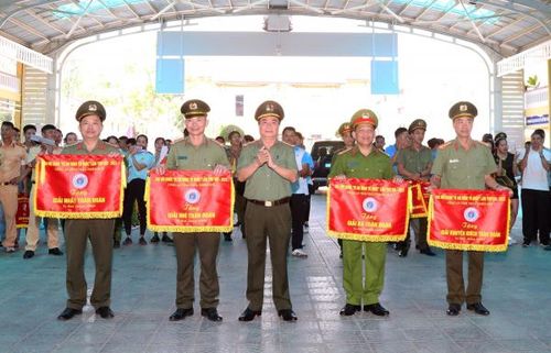 Đại tá Hoàng Văn Thành, Phó Giám đốc Công an tỉnh Thừa Thiên-Huế trao giải nhất, nhì, ba, khuyến khích toàn đoàn cho Công an các đơn vị, địa phương có thành tích xuất sắc.