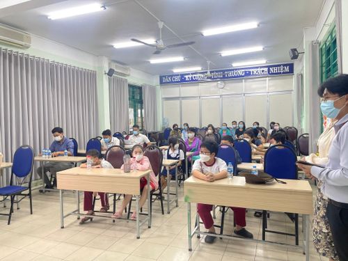 Bác sĩ Khanh cho biết khi cúm bùng phát tại trường học, các bé có triệu chứng nhẹ hay thậm chí không có bệnh cũng nghỉ học theo "hiệu ứng đám đông". Ảnh: Phương Lâm.