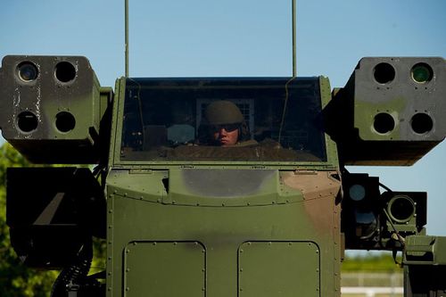  Hệ thống phòng thủ tên lửa Avenger tại căn cứ, được gọi là RLZ. Ảnh: Military.com. 
