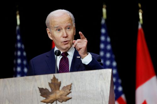  Tổng thống Mỹ Joe Biden tuyên bố Mỹ sẽ hành động mạnh mẽ để bảo vệ công dân của mình. Ảnh: Reuters. 