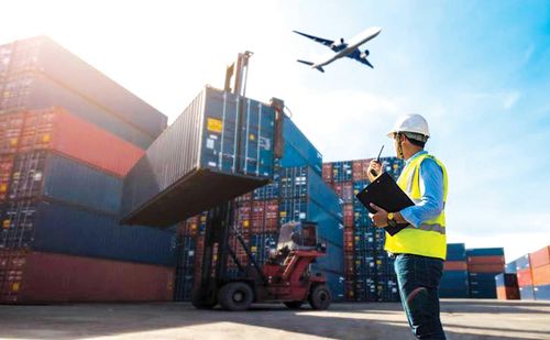 Bất kỳ giải pháp công nghệ nào cũng phải tính đến ảnh hưởng tới người lao động và đặt con người lên hàng đầu. (Ảnh minh họa)
