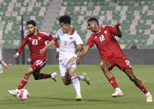U23 Việt Nam thua thiệt UAE trong những pha tranh chấp tay đôi. Dù vậy, các học trò HLV Troussier vẫn chơi đầy quyết tâm.