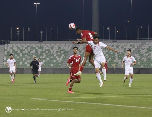 Một pha tranh chấp bóng giữa U23 Việt Nam (áo trắng) và U23 UAE - Ảnh: VFF