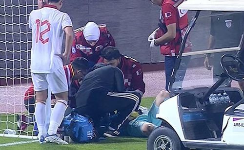 Các bác sĩ chăm sóc cho Huy Hoàng (Ảnh: FPT)