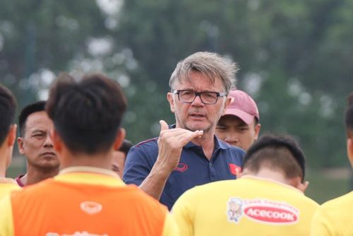 Trong buổi tập này, HLV Troussier cũng làm công tác tư tưởng cho học trò: "Ở trận thứ ba sắp tới, chúng ta sẽ phải cố gắng để chơi tốt trong ít nhất 60-70 phút. Chúng ta sẽ cải thiện từng bước, từng bước như vậy. Đừng quá lo lắng về kết quả bởi tôi mới là người phải chịu trách nhiệm”.