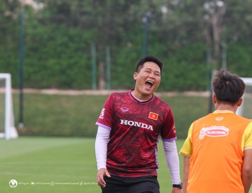 Trợ lý Mai Xuân Hợp cũng tham gia cùng các học trò. Cựu tuyển thủ Việt Nam từng làm trợ lý ở nhiều đội trẻ, có thời gian sinh hoạt cùng các cầu thủ hiện tại của U23 Việt Nam như Võ Minh Trọng, Phan Tuấn Tài, Nguyễn Quốc Việt, Lương Duy Cương, Trần Quang Thịnh... Vì thế, ông khá thân thiết với các cầu thủ.