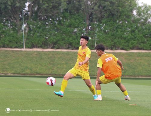 Ở trận đấu với Kyrgyzstan, hai cầu thủ U23 Việt Nam dính thẻ đỏ trong cuộc đối đầu Iraq là Vũ Tiến Long (trái) và Võ Hoàng Minh Khoa đủ điều kiện trở lại. Họ đã phải ngồi ngoài trận gặp U23 UAE và đang sẵn sàng thể hiện nếu được trao cơ hội một lần nữa.