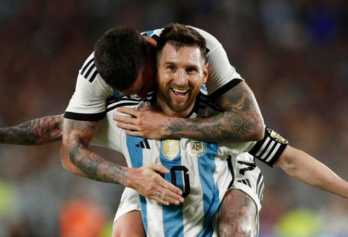  Ở cấp độ đội tuyển quốc gia, Messi ghi 29 bàn tính từ năm 2020 bao gồm các trận đấu chính thức và giao hữu, trong khi Ronaldo có 23 pha lập công. 2022 là năm bùng nổ của M10 với 18 bàn thắng sau 14 lần ra sân. Siêu sao người Argentina lên ngôi vô địch World Cup 2022 trên đất Qatar. 