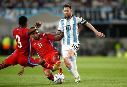  Nếu xét thành tích từ khi khoác áo ĐTQG, Ronaldo có 122 bàn sau 198 trận (trung bình 0,62 bàn/trận), bỏ xa kình địch người Argentina với 99 bàn sau 173 trận (trung bình 0,57 bàn/trận). Nếu tính ở cả cấp độ CLB lẫn ĐTQG, Ronaldo cũng hơn Messi (832 bàn so với 800 bàn). 