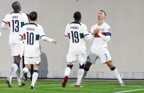 Ronaldo ghi bàn và tạo nên kiểu ăn mừng mới. Ảnh: Reuters. 