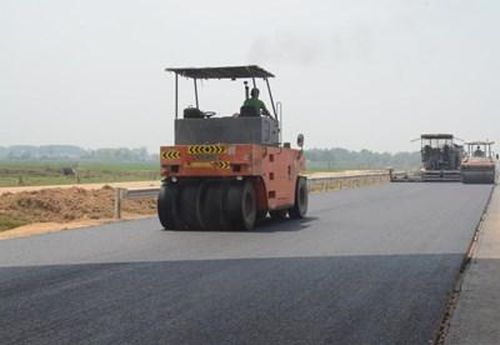  Thi công thảm bê tông nhựa trên cao tốc Mai Sơn - Quốc lộ 45. Ảnh: BẢO LINH 