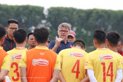 HLV Troussier chỉ dẫn các cầu thủ U23 Việt Nam tại Doha Cup 2023. Ảnh: VFF