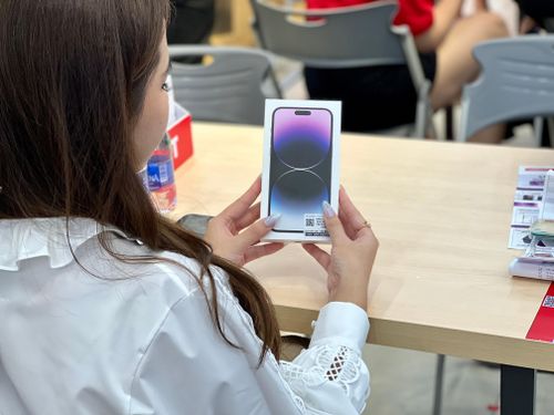  Nhiều người dùng cảm thấy may mắn khi đã không mua iPhone 14 sớm. Ảnh: Thúy Hạnh. 