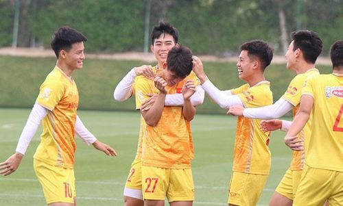 HLV Troussier cho U23 Việt Nam đá ma và búng tai để giải tỏa tâm lý.