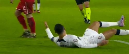 Ronaldo ngã nhào trước sự truy cản của hậu vệ Maxime Chanot bên đội Luxembourg.