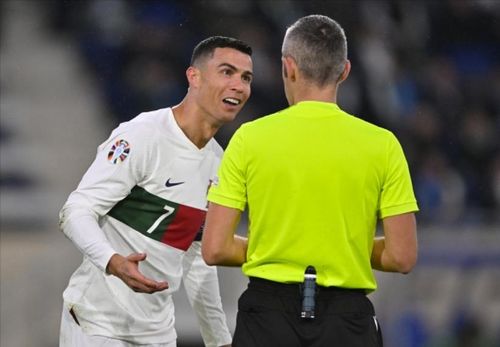 Ronaldo phân bua với trọng tài sau khi lĩnh thẻ.