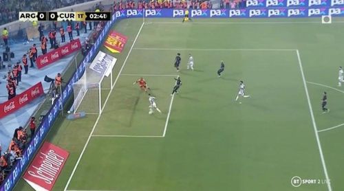 Pha bỏ lỡ khó tin của Lautaro Martinez